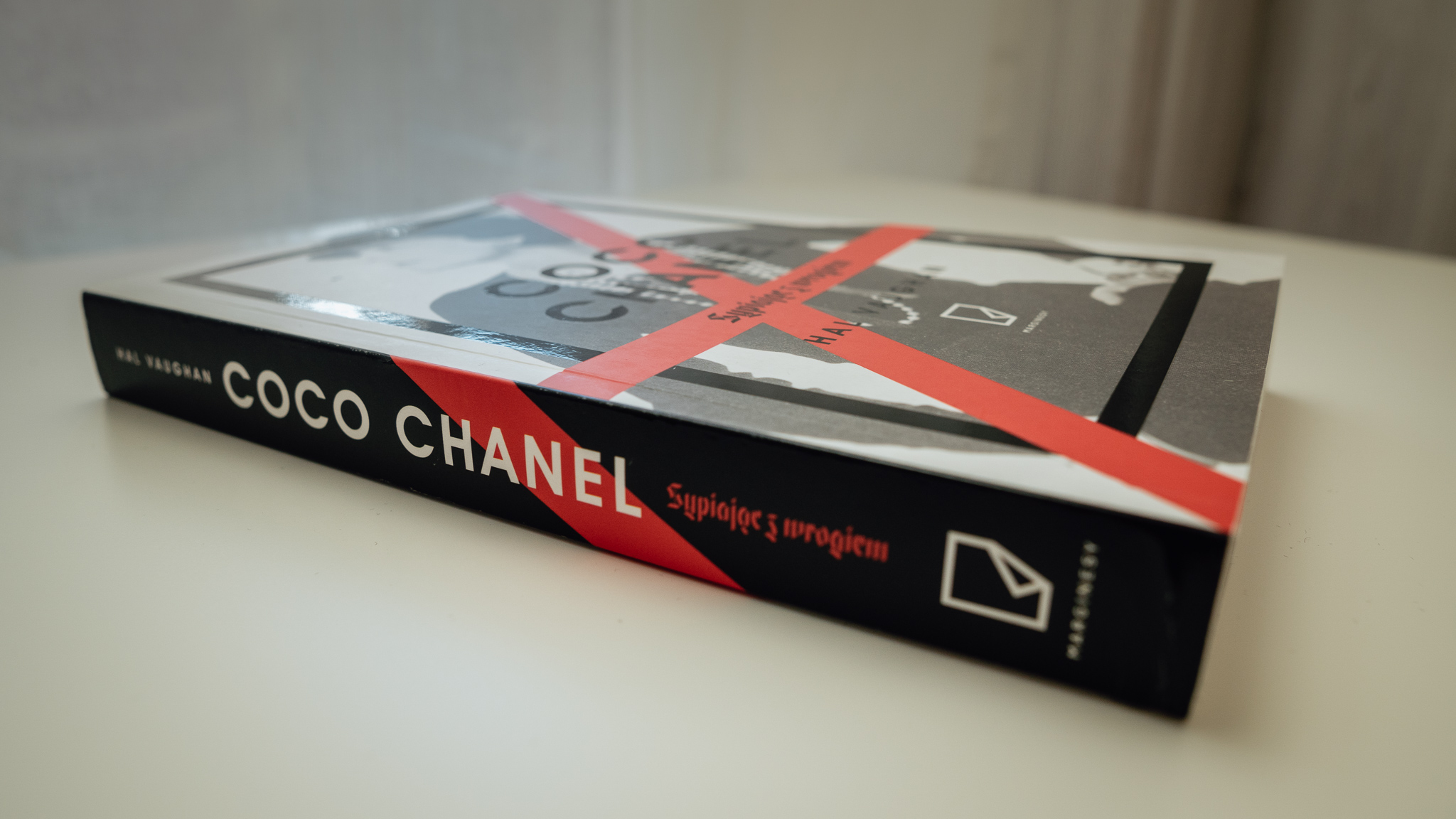 Książka Coco Chanel. Sypając z wrogiem